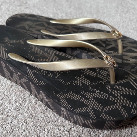 🔸Michael Kors Platform Flip Flops - Picture 8 of 12